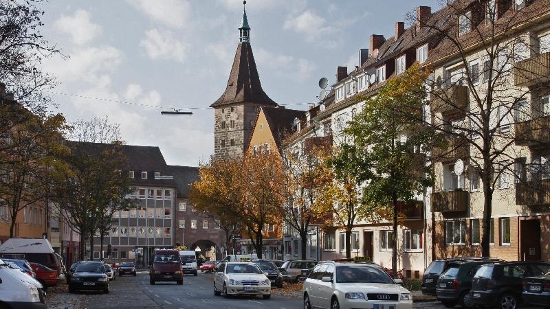 Auch in Nürnberg gibt es viele Stauschwerpunkte, wie hier in der Beckschlagerstraße. "Autofasten" könnte Abhilfe schaffen und auch die Feinstaubbelastung senken.