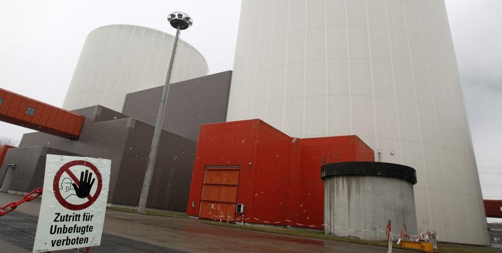 Das Atommülllager am Kernkraftwerk Gundremmingen (Foto) soll durch eine Stahlbetonmauer geschützt werden - unter anderem vor terroristischen Angriffen.