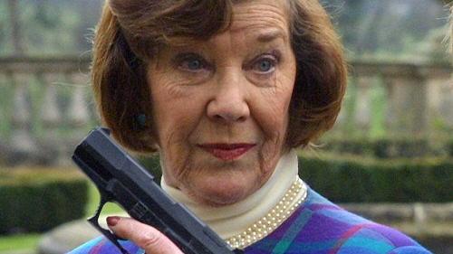 Neben Dr. Q gab es noch eine weitere Filmrolle, die nur mit wenigen Personen besetzt wurde: Miss Moneypenny, die hilfreiche Sekretärin Bonds. Hier im Bild Lois Maxwell, die erste Moneypenny, die bis 1985 in 14. Filmen an Bonds Seite stand. 2007 starb die Schauspielerin mit 80 Jahren.