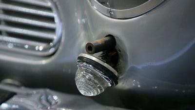 Bonds Autos waren nicht nur hinsichtlich ihres Designs außergewöhnlich, sondern auch mit allem nötigen Rüstzeug für brenzlige Situationen ausgesstattet. So erklärt sich, dass neben dem Blinker am Aston Martin DB5 der Lauf eines Maschinengewehrs angebracht war. Dieser original Bond-Wagen wurde in London bei Sotherby's versteigert. Er wechselte für nur 2,6 Millionen Pfund den Eigentümer, man hatte sich sehr viel mehr erhofft.