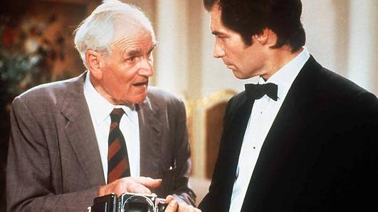 Egal ob im Auto oder im Kugelschreiber, alle extra für Bond entwickelten Geheimwaffen hatte Dr. Q entwickelt. Während man die Bonds und seine Girls - noch öfter - austauschte, durfte der walisische Schauspieler Desmond Llewelyn in 17 Filmen den Leiter der Q-Abteilung des britischen Geheimdienstes MI6 geben. Der Schauspieler verstarb 1999 im Alter von 83 Jahren.