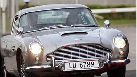 Und weil es sich im Leben eines jeden Mannes immer nur um Autos und Frauen dreht, wie wir alle wissen, kam auch zweiteres bei James Bond nicht zu kurz. Hier im Bild der Aston Martin DB5, den Sean Connery als James Bond in mehreren Filmen fahren durfte.