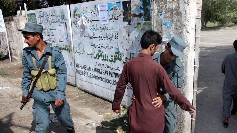 Analyse: Afghanistan-Wahl: Bomben, Raketen, Panzerhaubitzen Analyse: Afghanistan-Wahl: Bomben, Raketen, Panzerhaubitzen