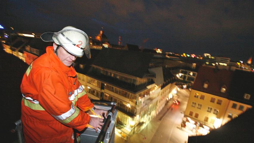 Einsatz in der Klaragasse: Nachdem Dachziegel vom Sturm gelöst und heruntergefallen waren, kontrollierte die Feuerwehr das Dach und entfernte andere lose Ziegel.