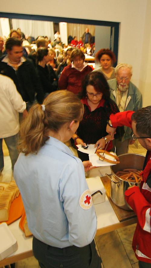 In der Notunterkunft des Rotes Kreuzes in der Nunnenbeckstraße wurden die in Nürnberg Festsitzenden auch mit Essen versorgt.
