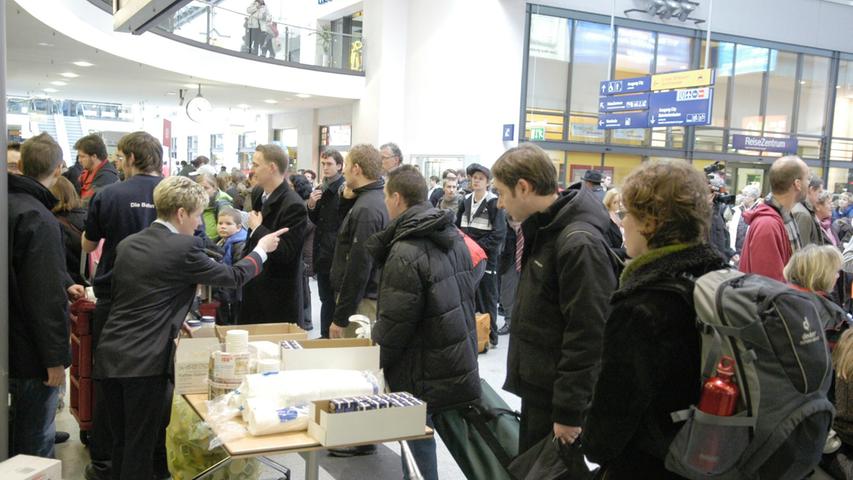 Am Tag nach dem der Orkan Kyrill in Nürnberg für Aufregung gesorgt hatte, warteten Reisende immer noch auf Züge im Nürnberger Hauptbahnhof.