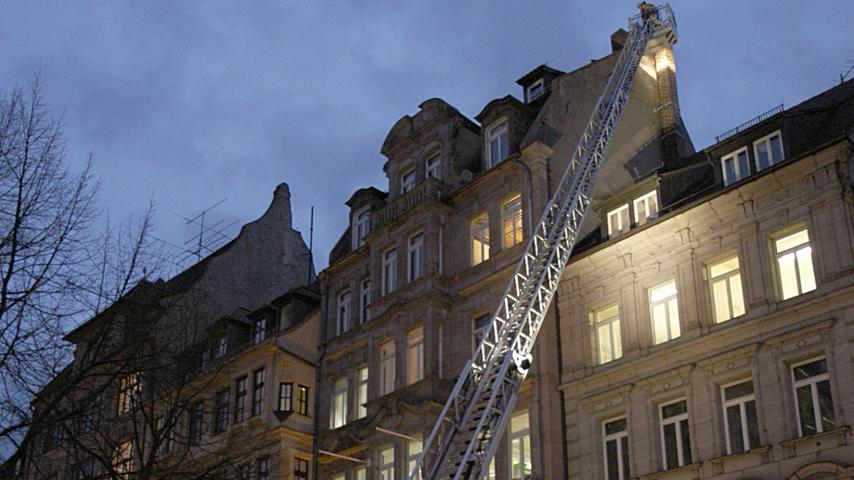 Zudem musste sich die Feuerwehr um etliche losgerissene Dachabdeckungen...