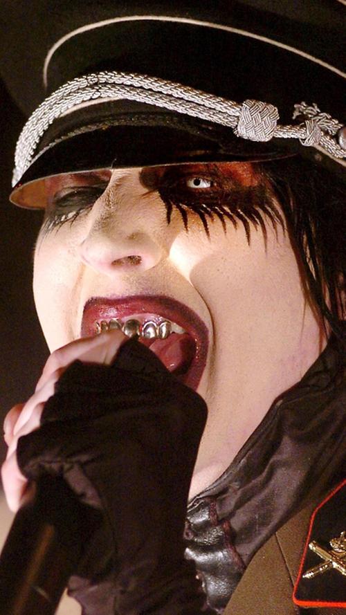 Den muss man am Sonntag, 3. Juni, gesehen haben! Marilyn Manson ist alleine durch sein Aussehen Kult. Manson hat zuletzt 2009 Rock im Park beehrt, nun kehrt der schräge Amerikaner zurück. Einen kurzen Info-Artikel und ein Video von Marilyn Manson gibt's hier .