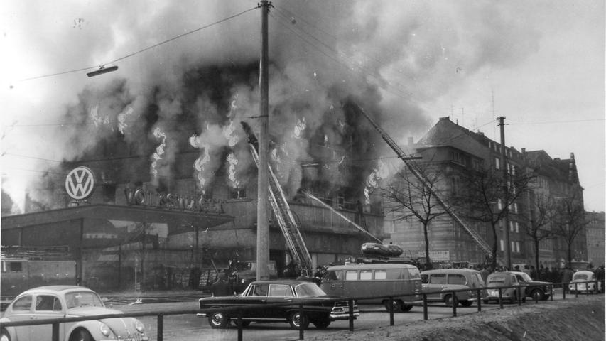 Dicker Rauch und lodernde Flammen dringen aus dem viergeschossigen Haus, das bis unters Dach mit Waren angefüllt war. (mehr dazu) .
