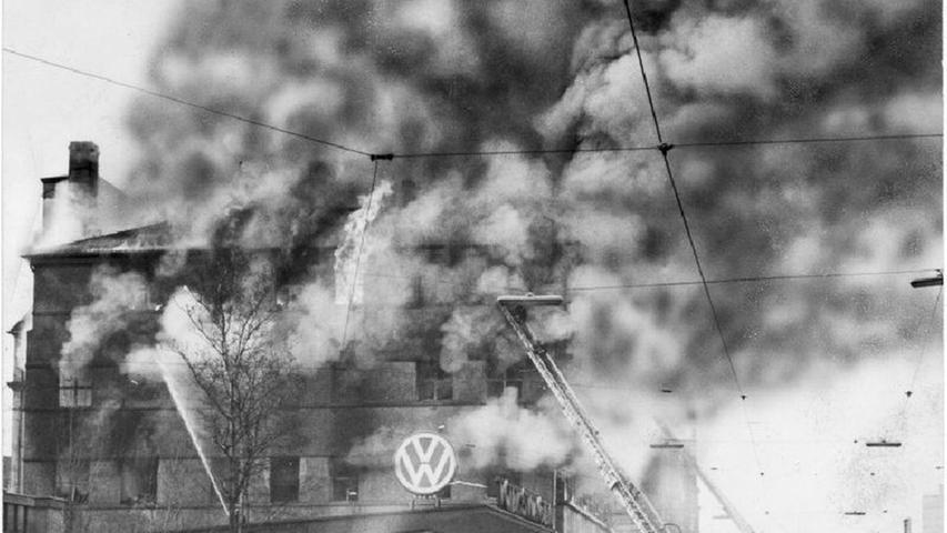 Die größte Brandkatastrophe in Nürnberg seit Kriegsende: das Feuer im ehemaligen Ringkaufhaus am Frauentorgraben am 17. Januar 1962. Insgesamt 22 Menschen kommen dabei ums Leben.