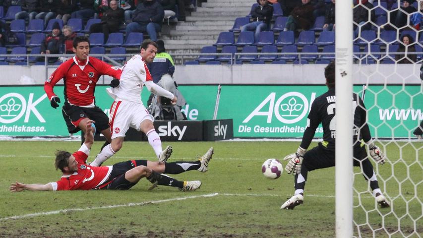 Einmal, zweimal, dreimal! Nürnbergs Goalgetter Albert Bunjaku versetzt im Januar 2010 die Hannoveraner Haggui und Schulz und erzielt den ersten seiner drei Treffer. Marek Mintal hat den Mittlerweile-Lauterer mit einem öffnenden Pass in Szene gesetzt. Prinz Knallbert nimmt den Ball mit rechts mit und jagt ihn mit links durch die Hosenträger von Florian Fromlowitz."Das war überragend, ein geiles Erlebnis", wird Bum-Bum-Bunjaku Jahre später das kommentieren, was im Niedersachsenstadion passiert. Einmal, zweimal, dreimal! Nürnbergs Goalgetter Albert Bunjaku versetzt im Januar 2010 die Hannoveraner Haggui und Schulz und erzielt den ersten seiner drei Treffer. Marek Mintal hat den Mittlerweile-Lauterer mit einem öffnenden Pass in Szene gesetzt. Prinz Knallbert nimmt den Ball mit rechts mit und jagt ihn mit links durch die Hosenträger von Florian Fromlowitz."Das war überragend, ein geiles Erlebnis", wird Bum-Bum-Bunjaku Jahre später das kommentieren, was im Niedersachsenstadion passiert.