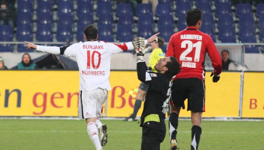 Während Nürnbergs Top-Torjäger 2009/10 den Auftakt seiner Tore-Show feiert, sind die Hausherren sichtlich bedient. Ein Zustand, den der Schweizer in einer kuriosen zweiten Hälfte steigert - in fünf Minuten scheppert's dreimal: Nach Mintals genialem Pass flankt Dennis Diekmeier zum mitgelaufenen Bunjaku, der die Kugel per trockener Direktabnahme ins rechte Eck befördert. Keine 60 Sekunden später bringt Jiri Stajner die Hausherren zurück ins Spiel. Doch Bunjaku hat die passende Antwort: Von Angelos Charisteas steil geschickt, steuert er erneut auf Fromlowitz zu und tunnelt ihn zum zweiten Mal - 3:1 für Nürnberg! Während Nürnbergs Top-Torjäger 2009/10 den Auftakt seiner Tore-Show feiert, sind die Hausherren sichtlich bedient. Ein Zustand, den der Schweizer in einer kuriosen zweiten Hälfte steigert - in fünf Minuten scheppert's dreimal: Nach Mintals genialem Pass flankt Dennis Diekmeier zum mitgelaufenen Bunjaku, der die Kugel per trockener Direktabnahme ins rechte Eck befördert. Keine 60 Sekunden später bringt Jiri Stajner die Hausherren zurück ins Spiel. Doch Bunjaku hat die passende Antwort: Von Angelos Charisteas steil geschickt, steuert er erneut auf Fromlowitz zu und tunnelt ihn zum zweiten Mal - 3:1 für Nürnberg!