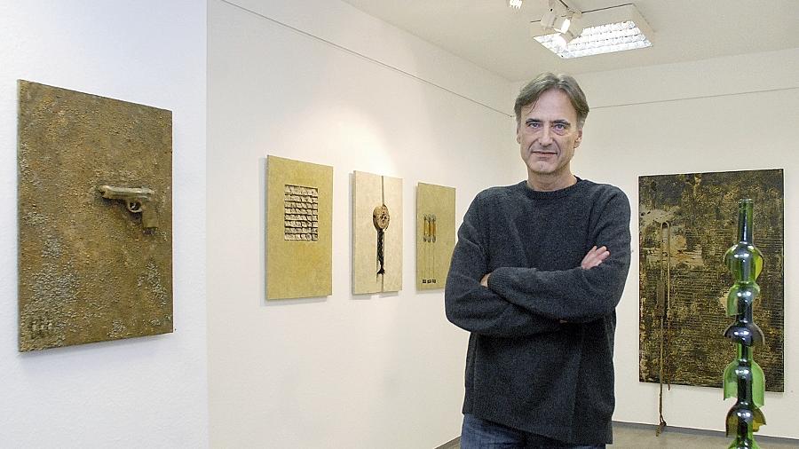 Mehrdeutige Ruinen des Gegenständlichen: Manfred Unterweger präsentiert in seiner Ausstellung mit Feuer und Säure bearbeitete Exponate. Mehrdeutige Ruinen des Gegenständlichen: Manfred Unterweger präsentiert in seiner Ausstellung mit Feuer und Säure bearbeitete Exponate.