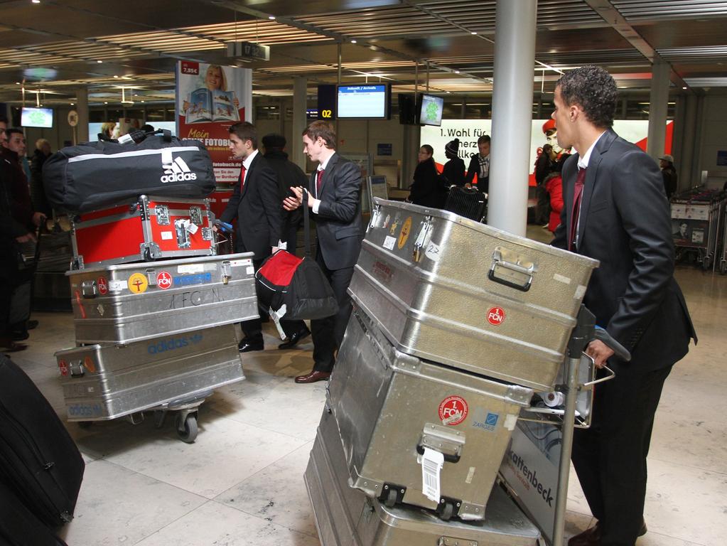 Timothy Chandler & Co. (hier auf dem Weg ins Wintertrainingslager nach Belek) kennen sich mit Flugzeugen aus. Gleiches gilt für einen möglichen Kandidaten des FCN als künftiger Sponsor.