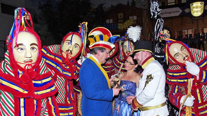 Die Pumpernickel unterstützten das neue Prinzenpaar bei der Entmachtung des Bürgermeisters Manfred Preischl (blaues Kostüm).