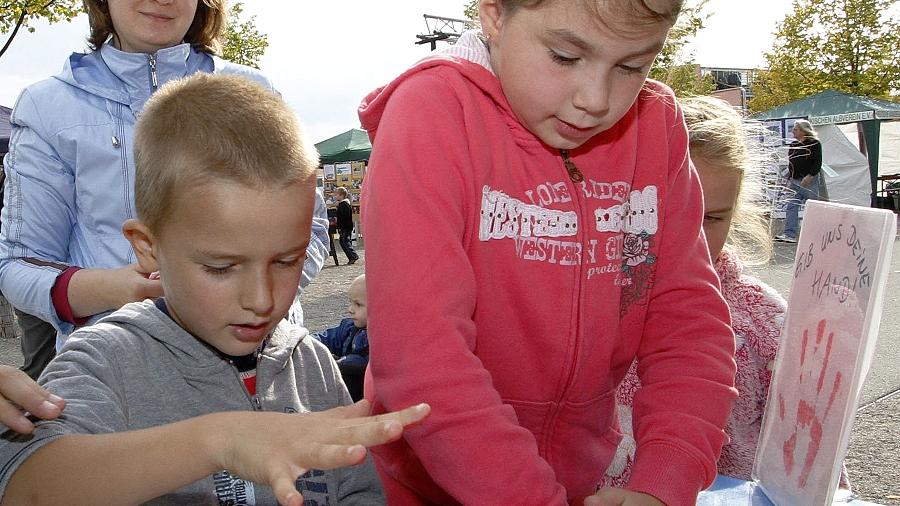 Pappkamerad nimmt Wünsche an