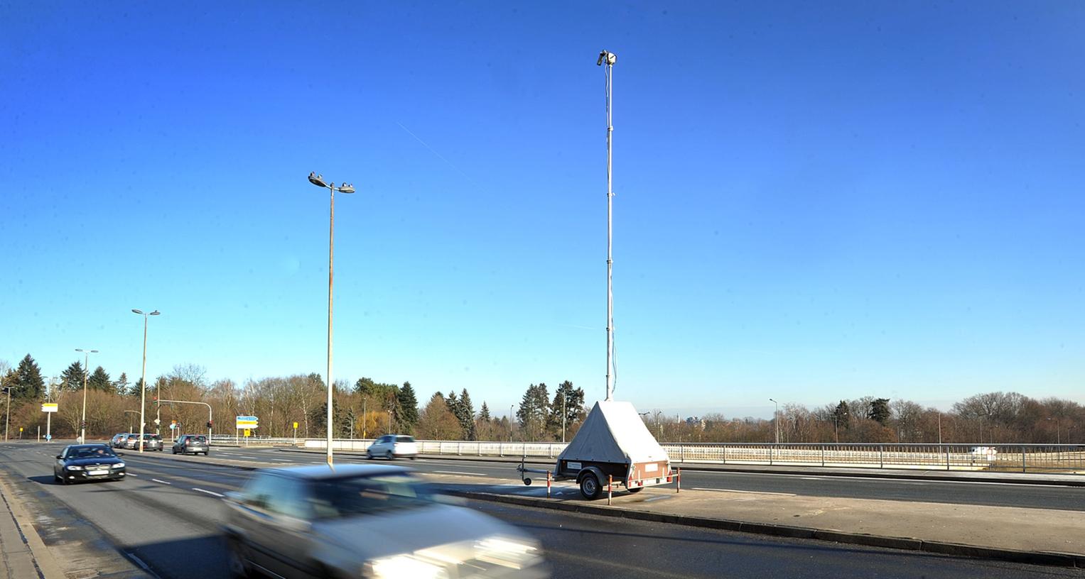 Auf der Zirndorfer Brücke geht es nur noch mit Tempo 30.