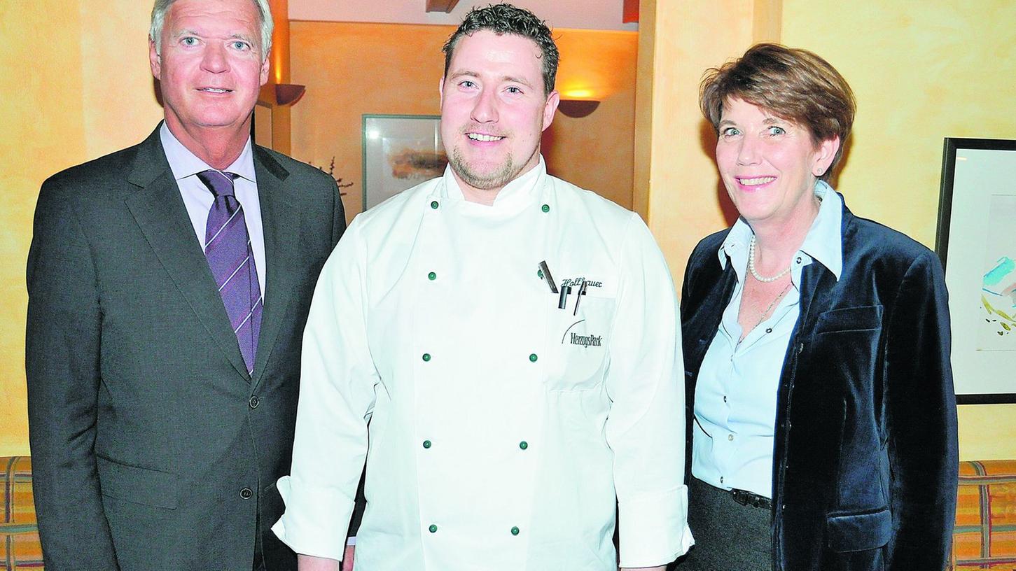 Neuer Küchenchef im HerzogsPark: Marco Hollbauer (Mitte). Auf die Zusammenarbeit freut sich das Direktoren-Ehepaar Martina und Michael Bläser. Neuer Küchenchef im HerzogsPark: Marco Hollbauer (Mitte). Auf die Zusammenarbeit freut sich das Direktoren-Ehepaar Martina und Michael Bläser.