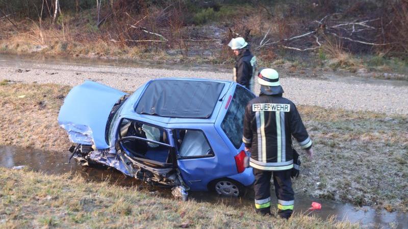 Totalschaden nach Unfall auf der B2 bei Heroldsberg