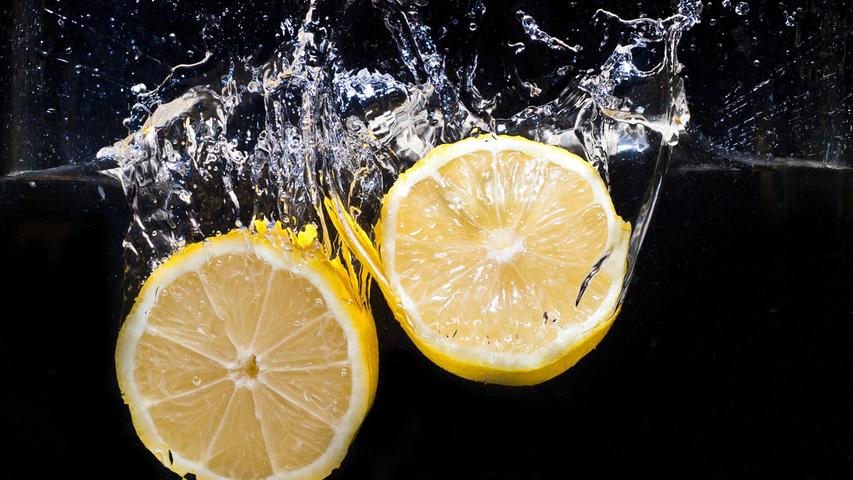 Genauso verhält es sich mit Zitronendurft: Wer Putzwasser mit Zitronenduft verwendet und die Wohnung damit regelmäßig durchwischt, hält sich das Spinnengetier schnell vom Leib.