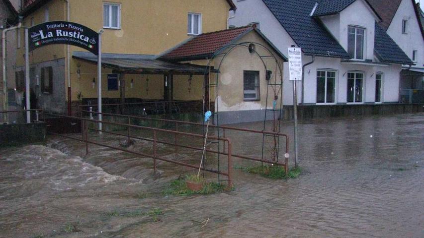 Bei solchen Fluten wagt sich kaum ein Mensch in Schnaittach vor die Haustür - und erst recht nicht ins Restaurant.