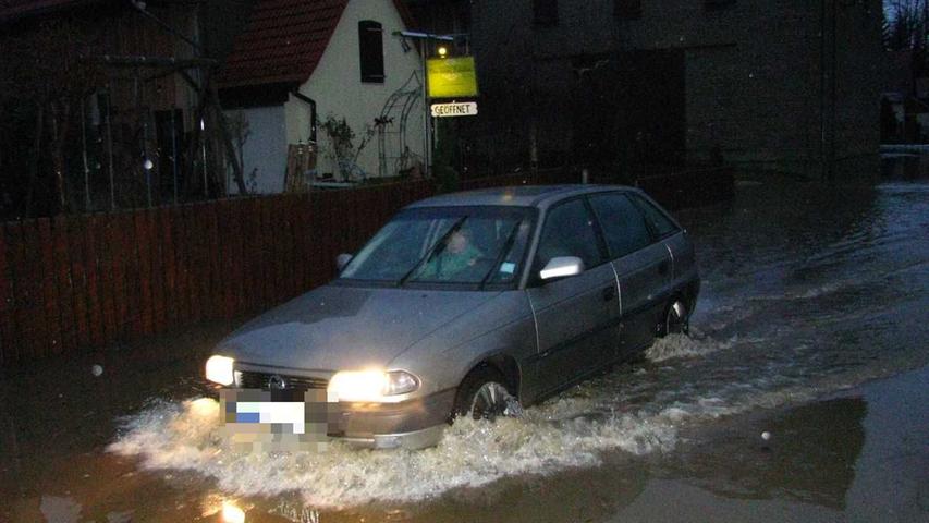 Der Dorfplatz von Hedersdorf stand am Donnerstagabend unter Wasser.
