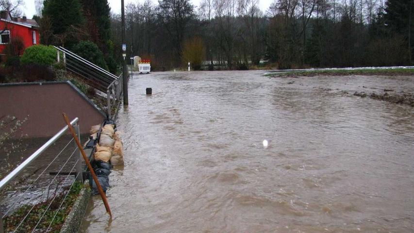 Ganze Straßenzüge unter Wasser: Wegen anhaltend starker Regenfälle stieg in ganz Franken die Hochwassergefahr. In und um Schnaittach war die Feuerwehr im Dauereinsatz.