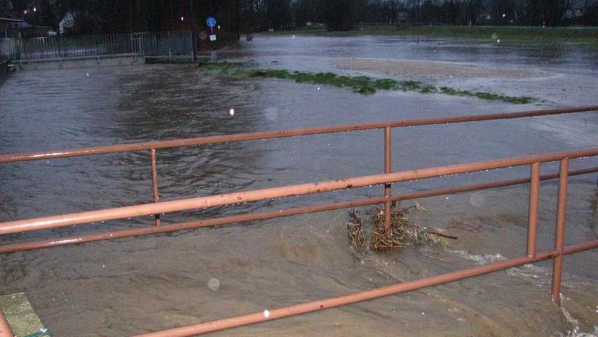 An der Schwabach wurde bereits Meldestufe vier ausgelöst, damit droht die Überschwemmung von Wohngebieten.