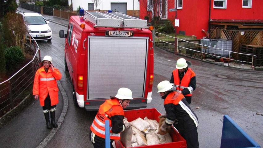 Das Technische Hilfswerk lieferte Sandsäcke, die Feuerwehr stapelte diese an den Grundstücksgrenzen.