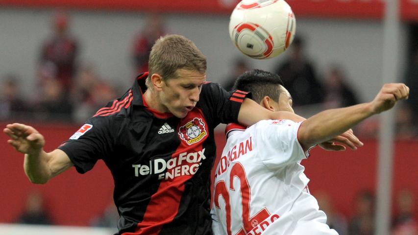Der Leverkusener Lars Bender und der Nürnberger Ilkay Gündogan versuchen den Ball zu spielen.