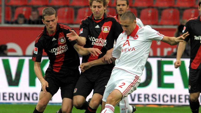 Die Leverkusener Lars Bender und Ex-Clubberer Stefan Kießling kämpfen mit Timmy Simons um den Ball.
