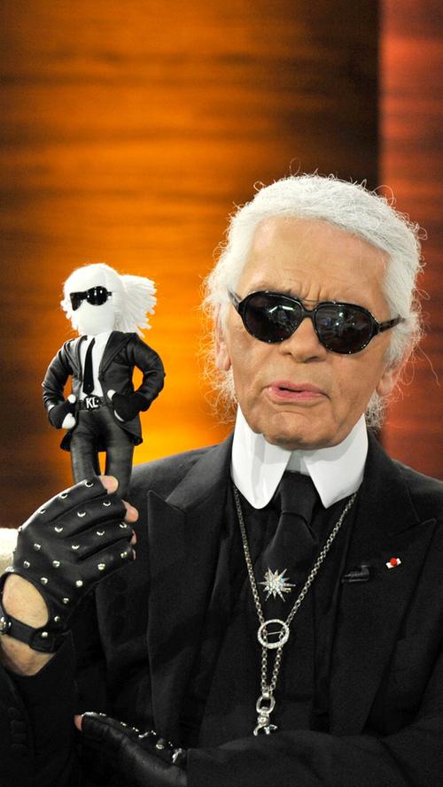 Von sich reden zu machen stellte die Erfolgsbasis des umtriebigen Geschäftsmannes dar. Hier war der große Karl Lagerfeld mit einer kleinen Lagerfeld-Puppe bei der ZDF-Show "Wetten, dass...?" zu Gast.
