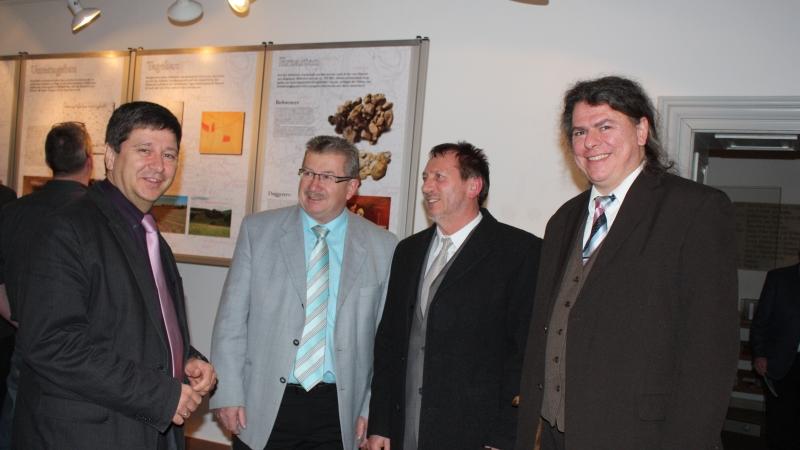 André Widmann und Arthur Rosenbauer führten in die Ausstellung „Eisen – Das schwarze Gold der Frankenalb“ ein und luden anschließend zusammen mit Landrat Gerhard Wägemann und Bürgermeister Joachim Federschmidt (von rechts) zum Rundgang ein. André Widmann und Arthur Rosenbauer führten in die Ausstellung „Eisen – Das schwarze Gold der Frankenalb“ ein und luden anschließend zusammen mit Landrat Gerhard Wägemann und Bürgermeister Joachim Federschmidt (von rechts) zum Rundgang ein.