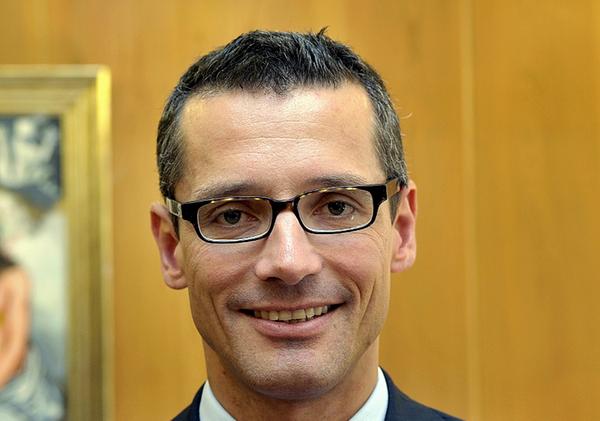 Michael Fraas, Wirtschaftsreferent der Stadt, nennt die Absage ein "Gebot der Vernunft". Trotzdem ist er sich darüber bewusst, dass die Absage für viele Menschen weitreichende Folgen hat. „Wir wissen um die besondere Bedeutung der Weihnachtszeit für die Marktbeschicker und ihre Familien“, sagt Dr. Fraas. „Der Christkindlesmarkt hat eben auch eine besondere wirtschaftliche Bedeutung für Nürnberg. Davon profitieren die Schausteller und Marktkaufleute, der Einzelhandel sowie das Hotel- und Gaststättengewerbe. Auch aus diesem Grund tut uns die Entscheidung sehr weh."