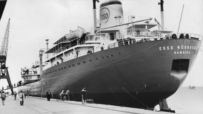 Bei kalter Brise tritt die MS „Nürnberg“ ihre Jungfernfahrt nach Australien an. Das Bild zeigt ein ähnliches Schiff beim Verlassen des Hafens (mehr dazu) .
