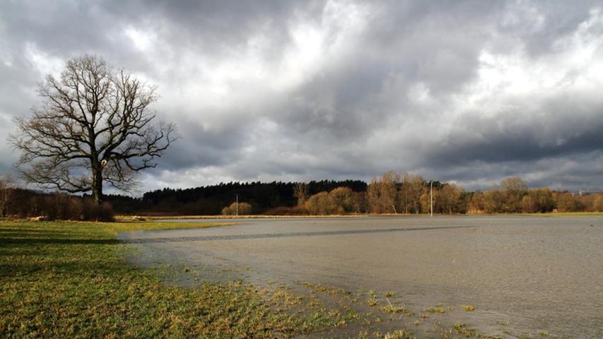 Die anhaltenden Niederschläge in Franken sorgen für Hochwasser. Diese Aufnahme ist um Ottensoos im Nürnberger Land entstanden.