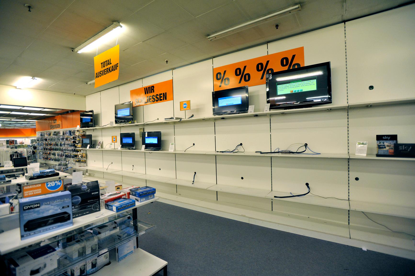 ...am 16. Juni 2012 wurden die Regale endgültig geleert. Schon damals wurde diskutiert, den ehemaligen Schocken abzureißen. Zum Artikel: Neubau am Außseßplatz verzögert sich Dass das Gebäude nun schon seit über zwei Jahren mehr oder weniger leer steht, war damals nahezu undenkbar.