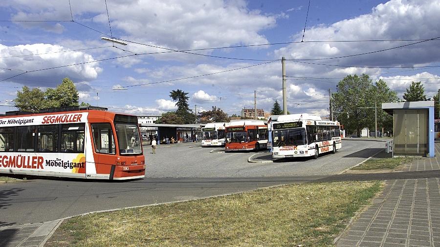 Die Straßenbahn soll nicht mehr in Thon enden, sondern bis "Am Wegfeld" weiterfahren. Dort sollen neue Buslinien anschließen.