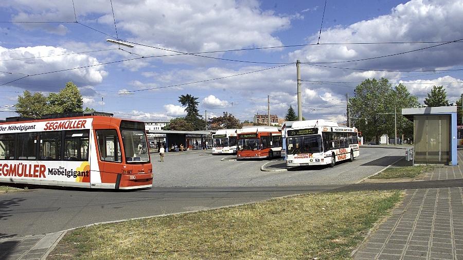 Die Straßenbahn soll nicht mehr in Thon enden, sondern bis "Am Wegfeld" weiterfahren. Dort sollen neue Buslinien anschließen. Die Straßenbahn soll nicht mehr in Thon enden, sondern bis "Am Wegfeld" weiterfahren. Dort sollen neue Buslinien anschließen.