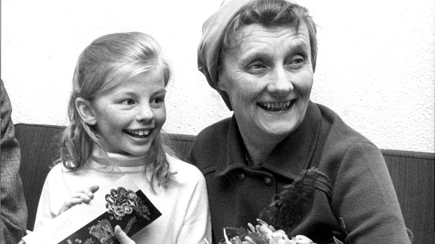 Heute ist ihr Name in aller Kindermunde, bei ihrer Geburt sah das aber noch ganz anders aus: Astrid Lindgren wurde am 14. November 1907 in Näs als Tochter eines einfachen Pfarrhofpächters geboren. Dass sie einmal Millionen Kinder mit ihren bunten Geschichten aus dem Taka-Tuka-Land (im Bild mit Inger Nilson, der Hauptdarstellerin des Films "Pippi Langstrumpf") glücklich machen würde, ahnte da noch keiner. Kein Wunder also, dass ihre Eltern die junge Astrid nach 3 Jahren schon wieder aus der Schule nehmen wollten, ganz wie es sich damals für einfache Familien gehörte. Glücklicherweise...