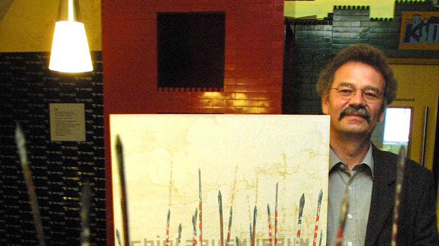 Dr. Helmut Schwarz freut sich über das Plakat mit den Rittern aus dem Jahr 2003.