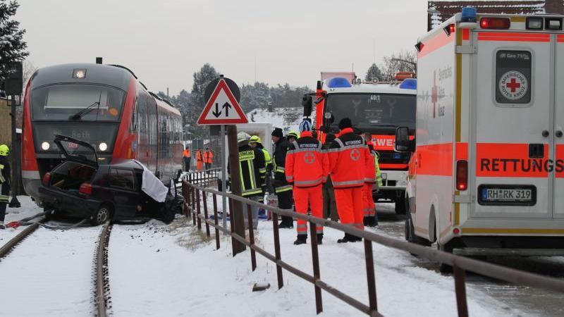 Auto kollidiert mit Zug: Ein Toter in Roth