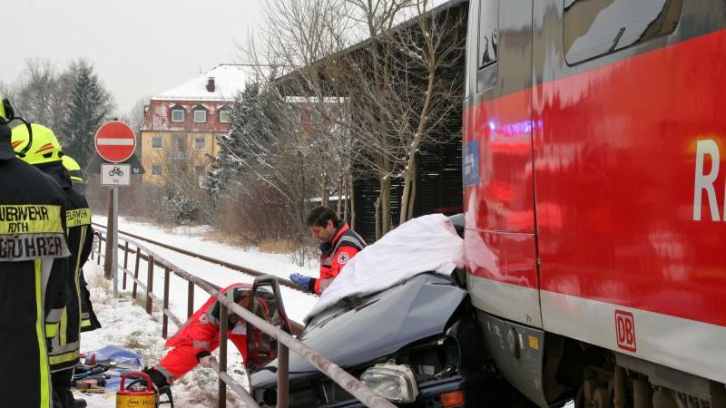 Auto kollidiert mit Zug: Ein Toter in Roth