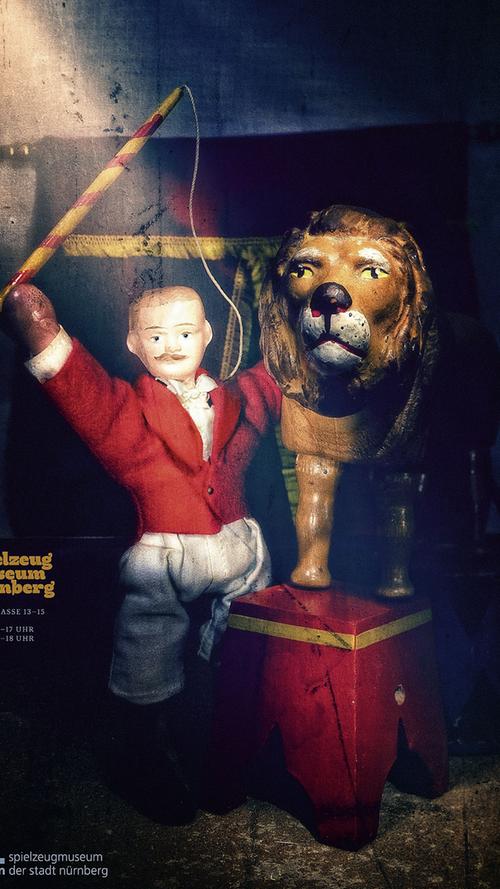 Das aktuelle Jahresplakat 2012 wurde pünktlich zur Spielwarenmesse vorgestellt. Es trägt den Titel "Manege frei!" und entführt in die bunte Welt des Zirkus.