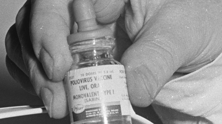 Ein Fläschchen mit dem aufgetauten Impfstoff, dessen Inhalt für mindestens zehn Kinder ausreicht. (mehr dazu) .