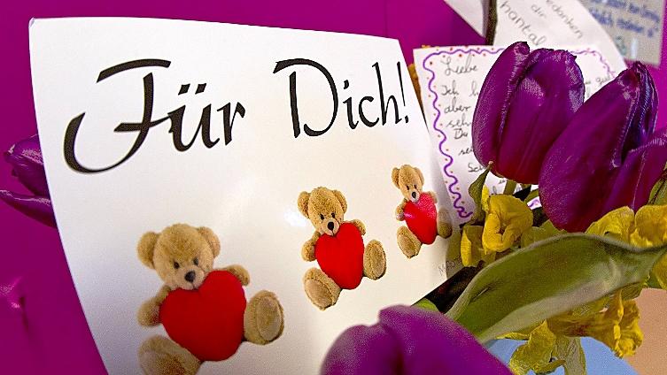 Blumen und Bilder erinnern in Hamburg an die kleine Chantal. Das Pflegekind starb an einer Überdosis Methadon.