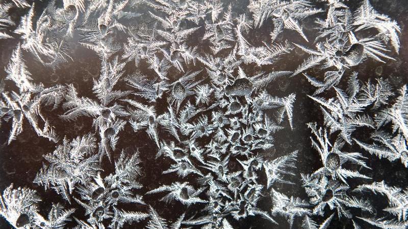 Bei Frost wird empfohlen, mehrmals täg­lich zwei bis drei Minuten zu lüften; liegen die Temperaturen über null Grad, dürfen es fünf bis zehn Minuten sein.