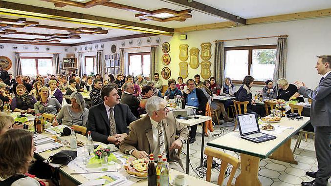 Auf Grund des großen Andrangs musste der Direktvermarktertag vom Dorfcafé in den Simonshofener Schützensaal ausweichen, wo unter anderem Landrat Armin Kroder (rechts) die Gäste begrüßte.