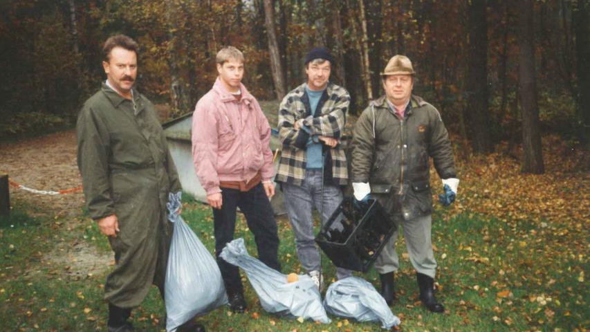Ein Bild aus dem Jahr 1996: Angler beim Umweltschutztag.