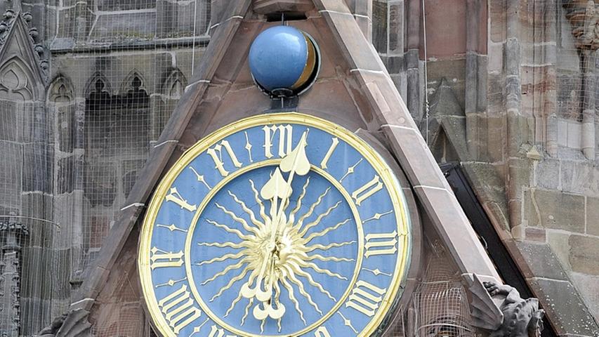 Die über 500 Jahre alte Kunstuhr von Jörg Heuss an der Frauenkirche zeigt Kaiser Karl IV., dem die sieben Kurfürsten huldigen. Jeden Tag Punkt zwölf Uhr mittags laufen die Figuren.
